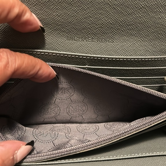 Michael Kors, gray snake, print fabrication & silver tone wallet, pre loved. - Picture 4 of 10
